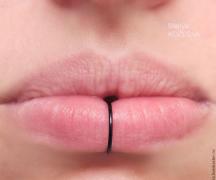 Пирсинг губы: верхней, нижней и над губой с фото Пирсинг внизу губы